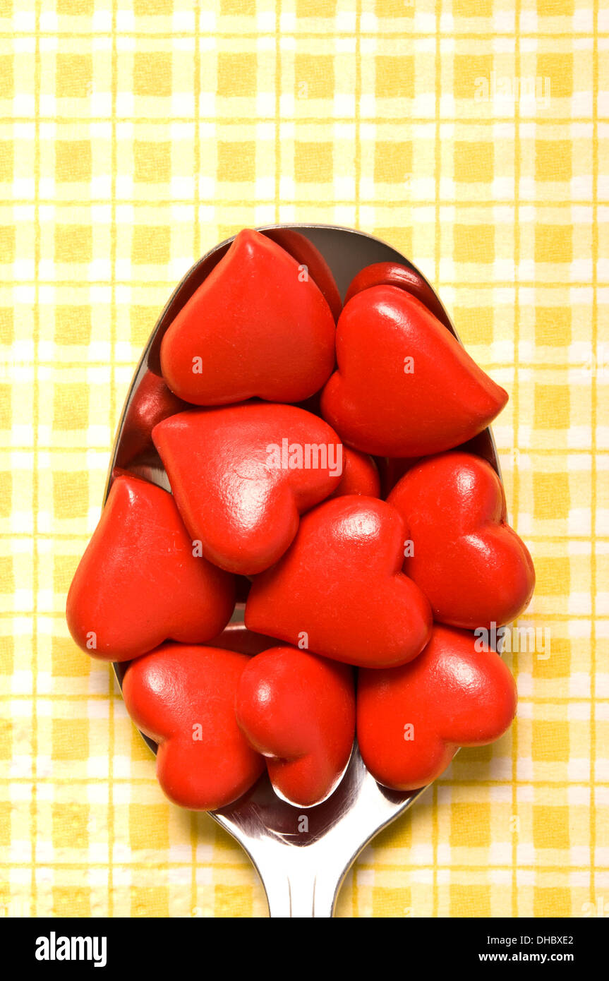 Molti cuori di San Valentino in un cucchiaio, cucchiaio pieno di amore Foto Stock