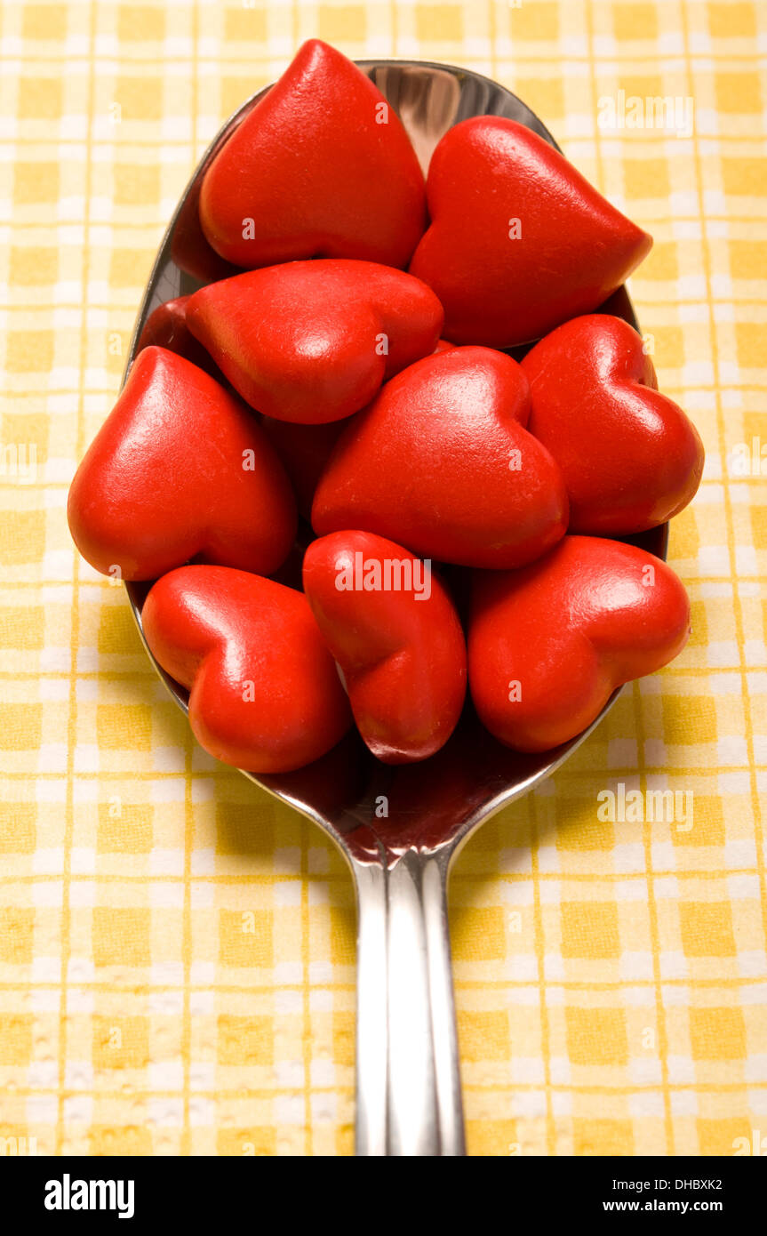 Molti cuori di San Valentino in un cucchiaio, cucchiaio pieno di amore Foto Stock