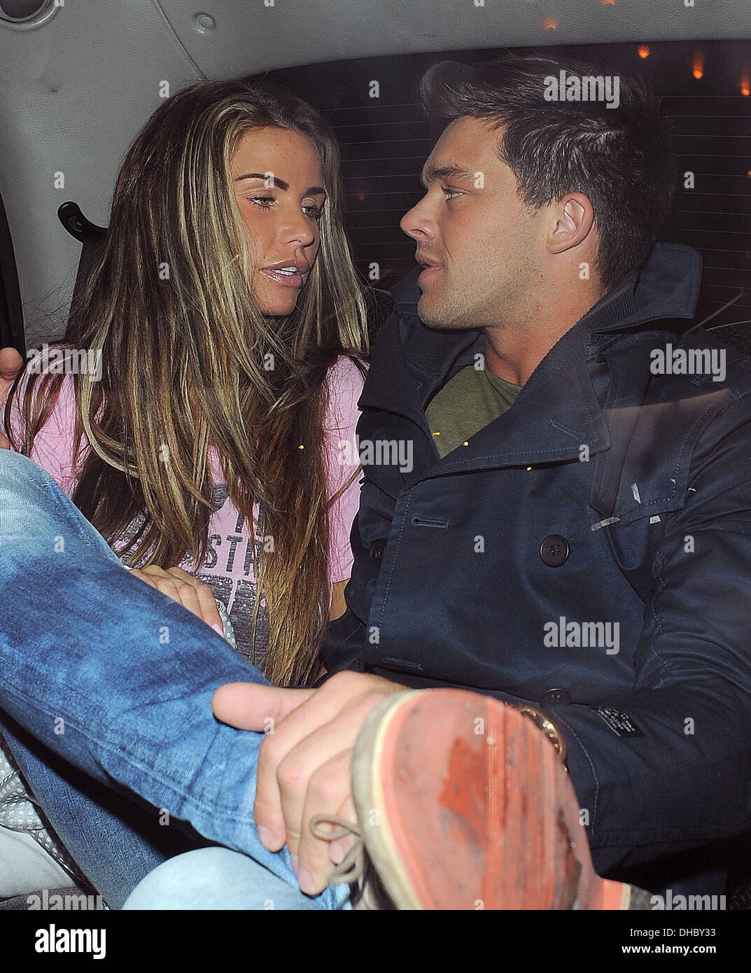 Katie Price aka Jordan e il suo fidanzato Leandro Penna abbraccio e bacio nel retro di un taxi sulla loro strada per tornare in un hotel dopo un Foto Stock