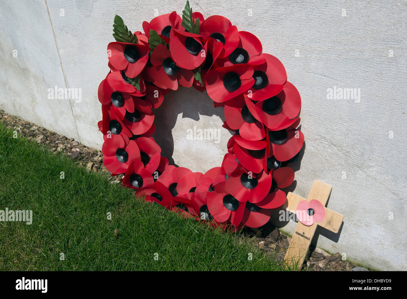 Corona di papaveri sul Tyne Cot Foto Stock