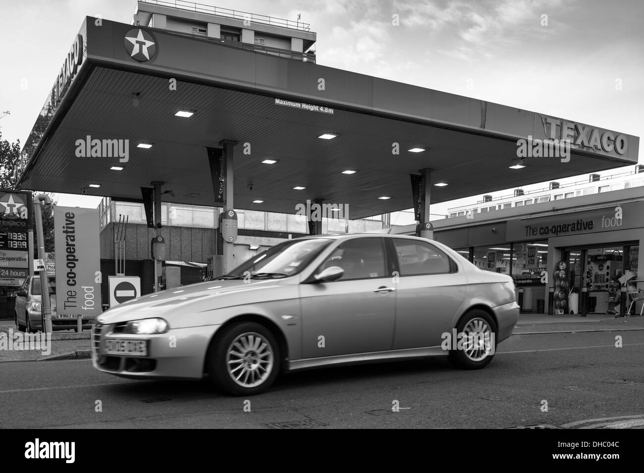 Un auto Lascia un Texaco stazione di riempimento in Caledonian Road nel quartiere di Islington, Londra del nord su una domenica mattina di novembre. Foto Stock