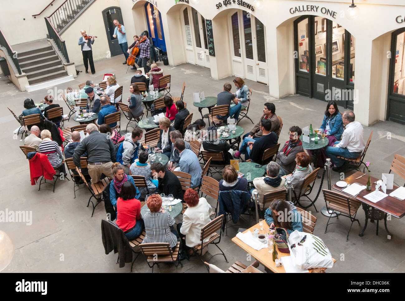 La gente nel ristorante, mercato di Covent Garden, Londra, Inghilterra, Regno Unito Foto Stock
