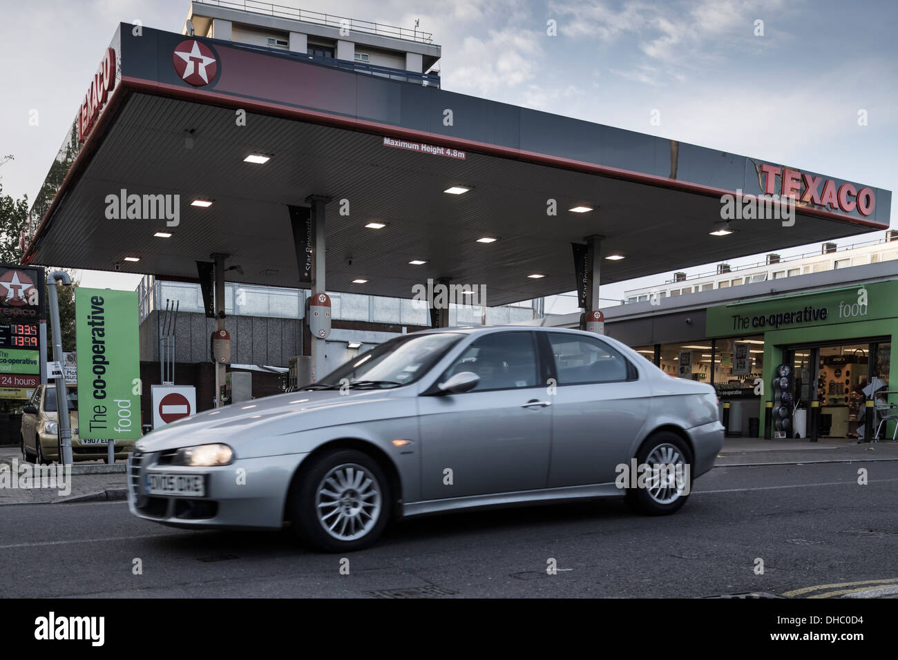 Un auto Lascia un Texaco stazione di riempimento in Caledonian Road nel quartiere di Islington, Londra del nord su una domenica mattina di novembre. Foto Stock