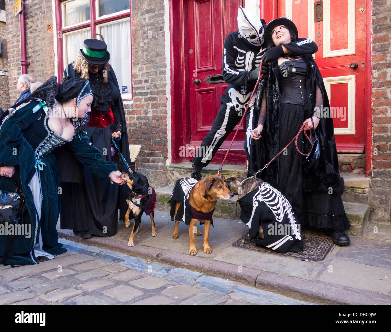 Goti a Whitby Goth Weekend Festival. Whitby, North Yorkshire, Inghilterra. Regno Unito Foto Stock