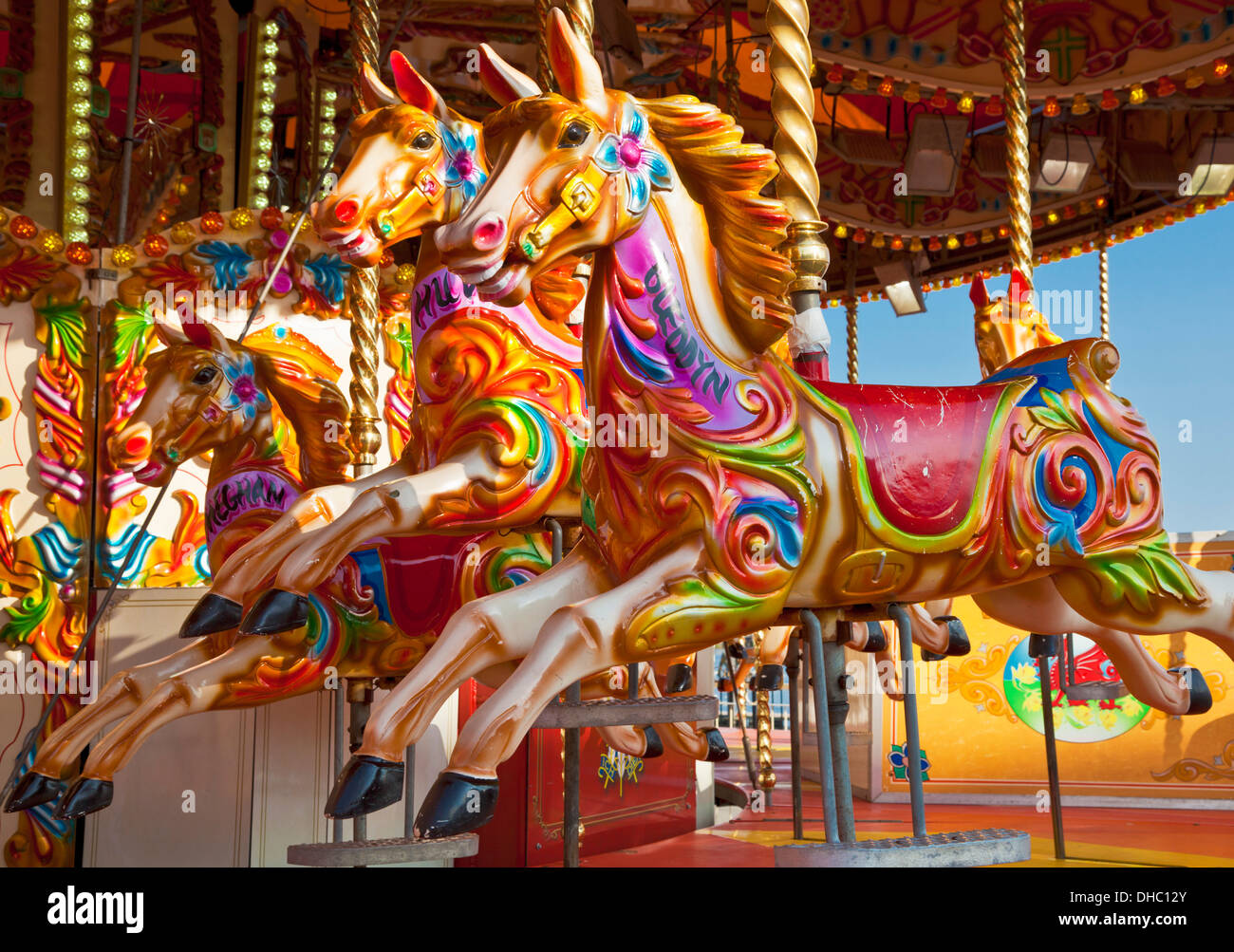 Fiera Cavalli di corsa su un Merry Go Round con nessuno su di esso Foto Stock