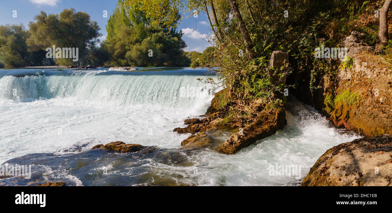 L'acqua cade sul fiume Manavgat in Turchia Foto Stock