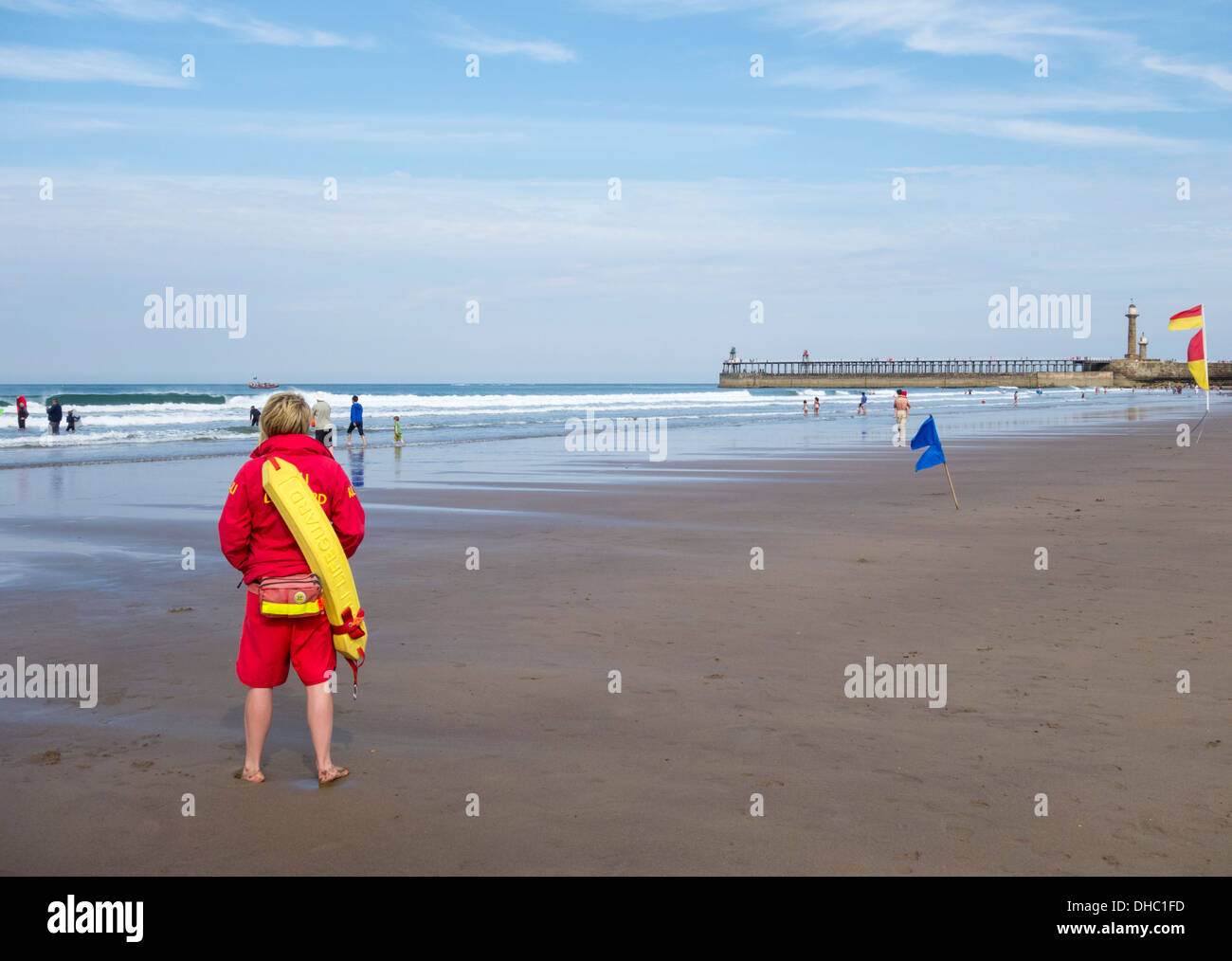 Bagnino femmina sulla spiaggia di Whitby, Whitby, North Yorkshire, Inghilterra, Regno Unito Foto Stock