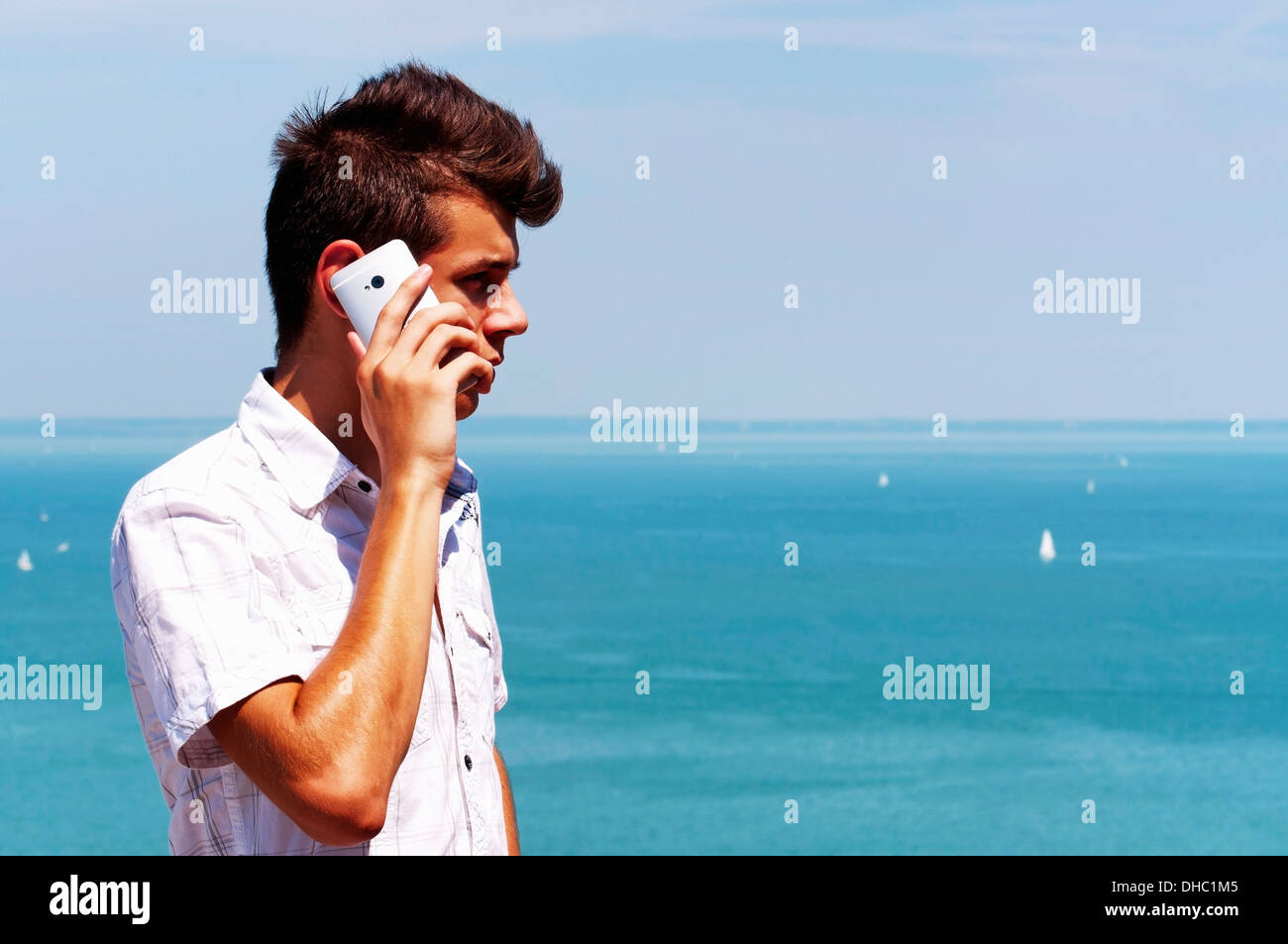 Ragazzo adolescente chiamando dal telefono cellulare Foto Stock