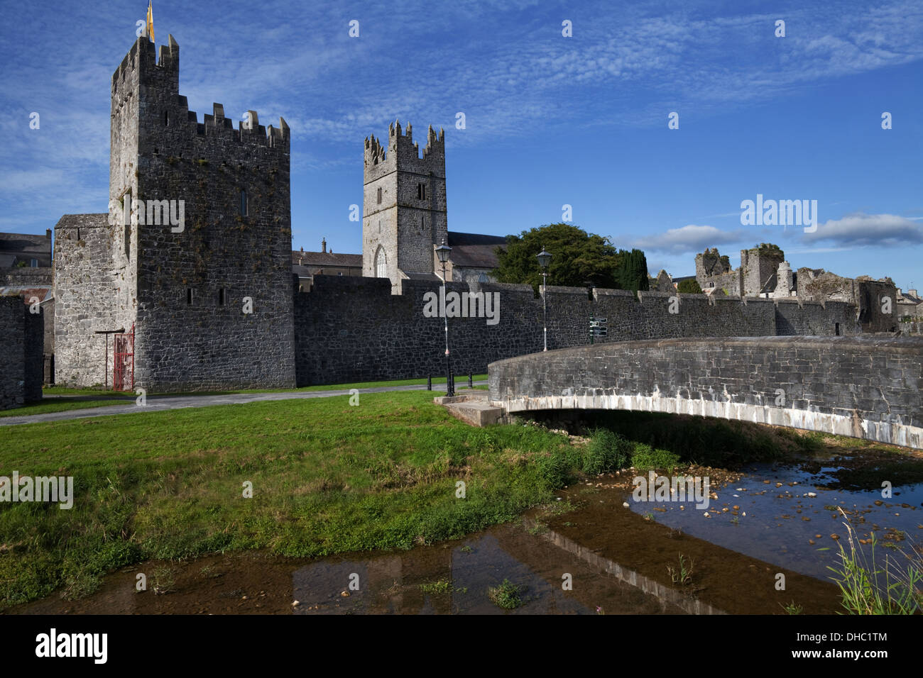 Il Footbridge oltre il Fiume Clashawley da Fethard 14/15del secolo mura, nella contea di Tipperary, Irlanda Foto Stock