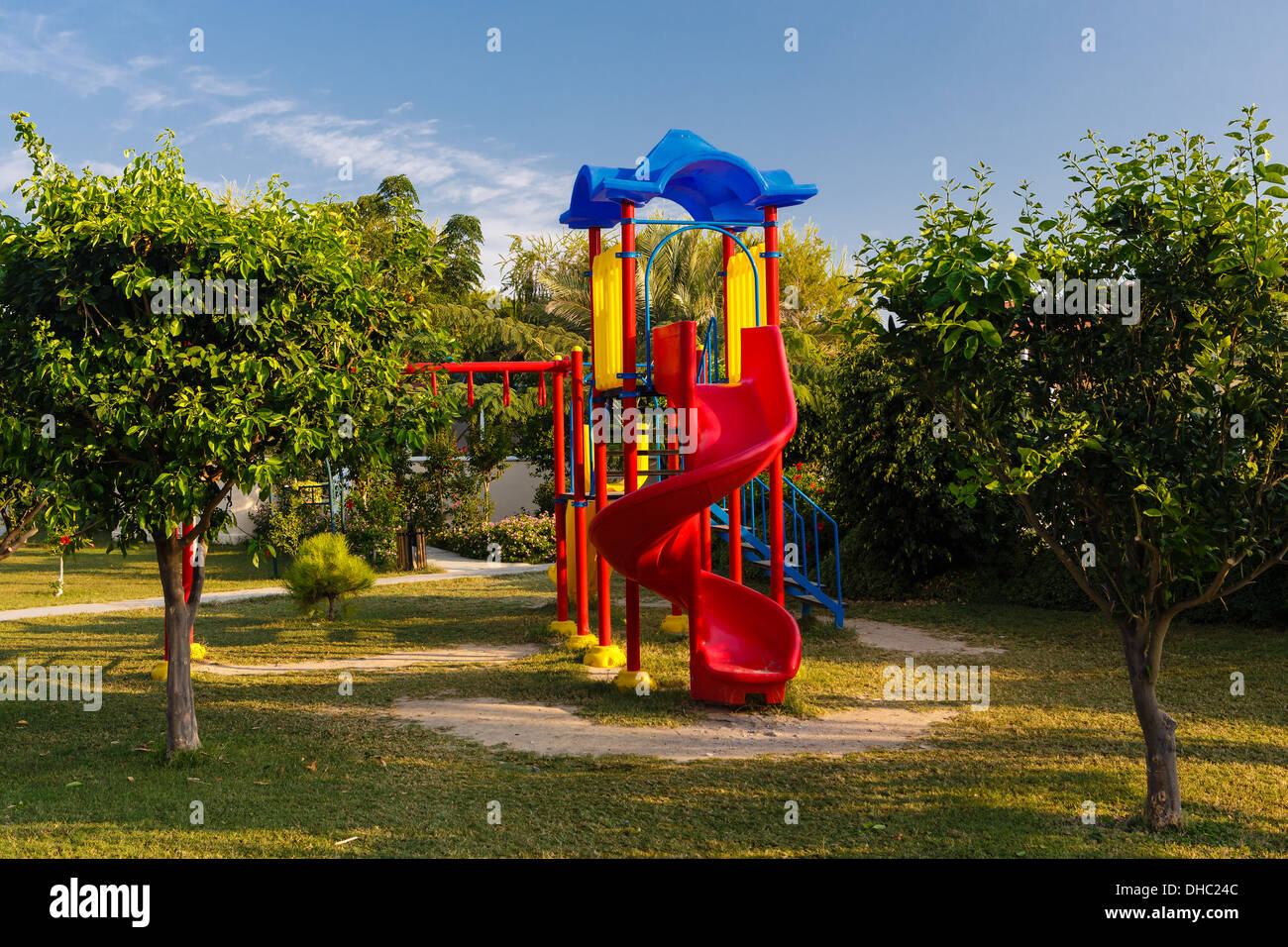 Il parco giochi per i bambini in un giardino del resort hotel Foto Stock