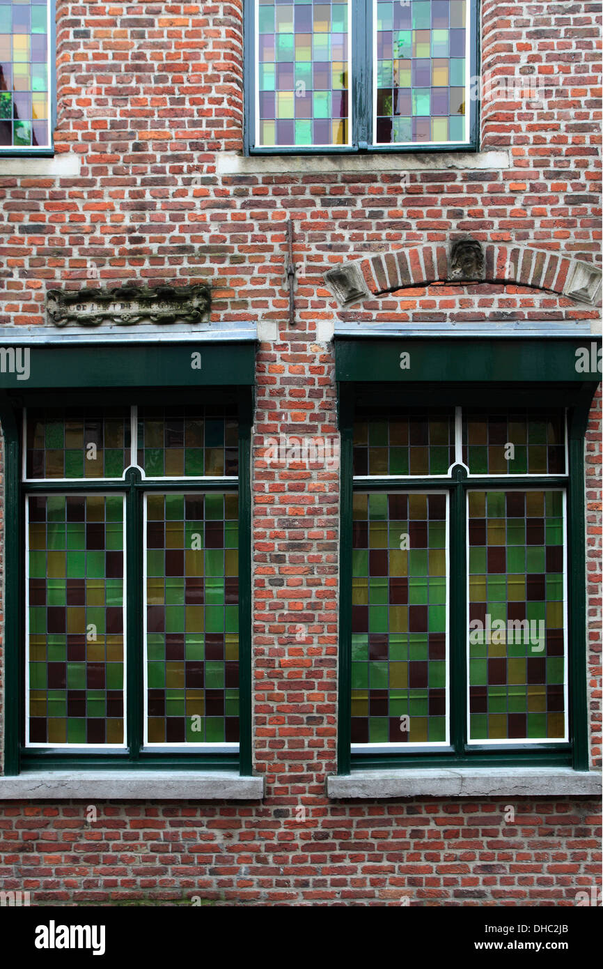 Architettura fiamminga, le case e gli edifici attorno a Bruges città, Fiandre Occidentali, Regione fiamminga del Belgio. Foto Stock