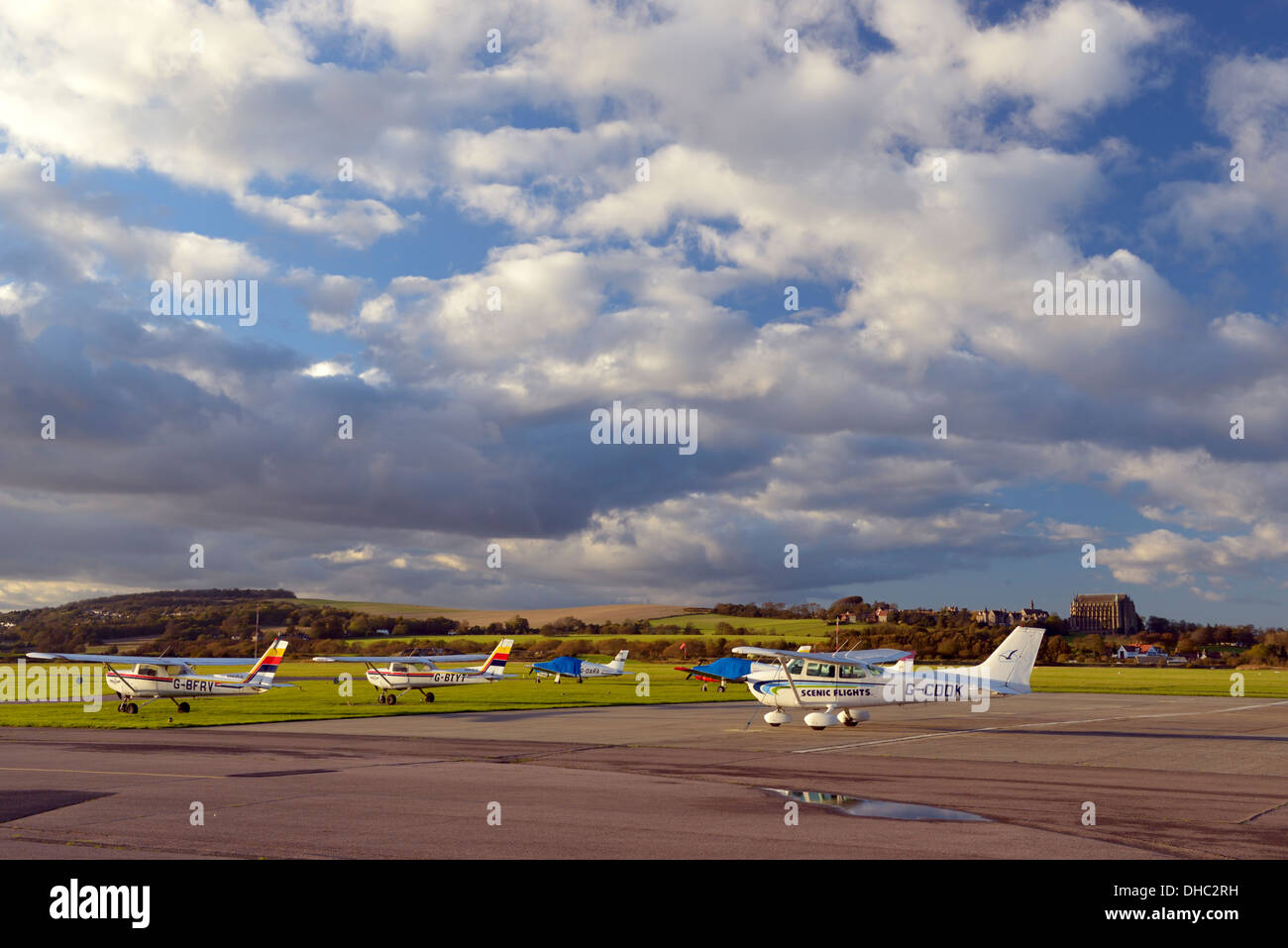 L'aviosuperficie a Shoreham airport con Lancing College Chapel in background, West Sussex, Regno Unito Foto Stock