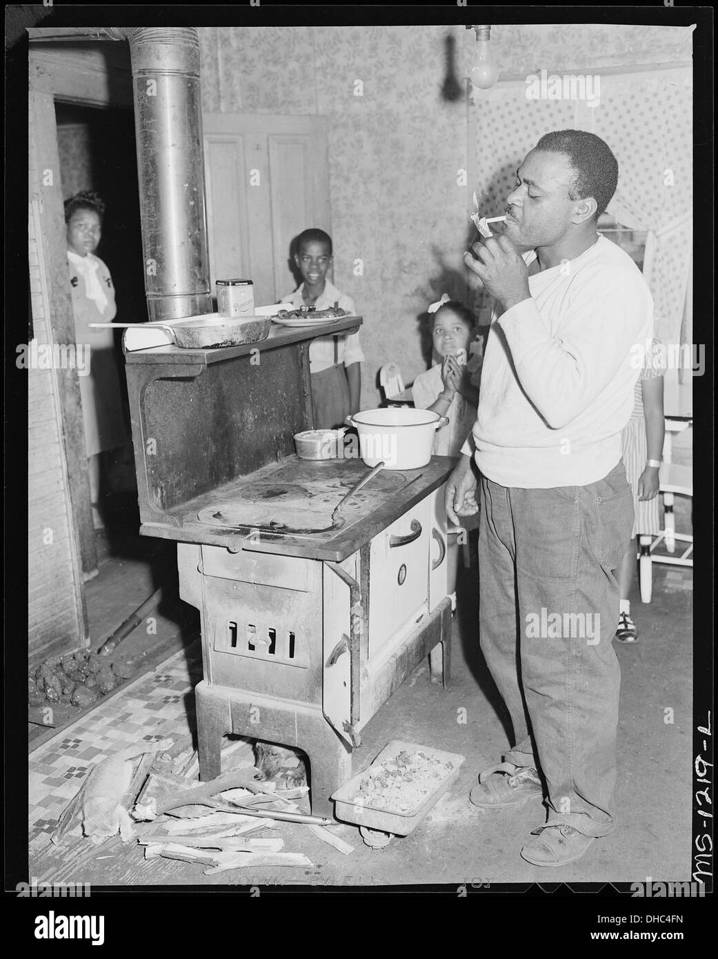 Julius Brooks, un minatore, è raffigurato nella cucina della sua modesta casa di quattro stanze, che affitta per 10 dollari al mese. La sua famiglia comprende tre adulti e tre bambini. Foto Stock