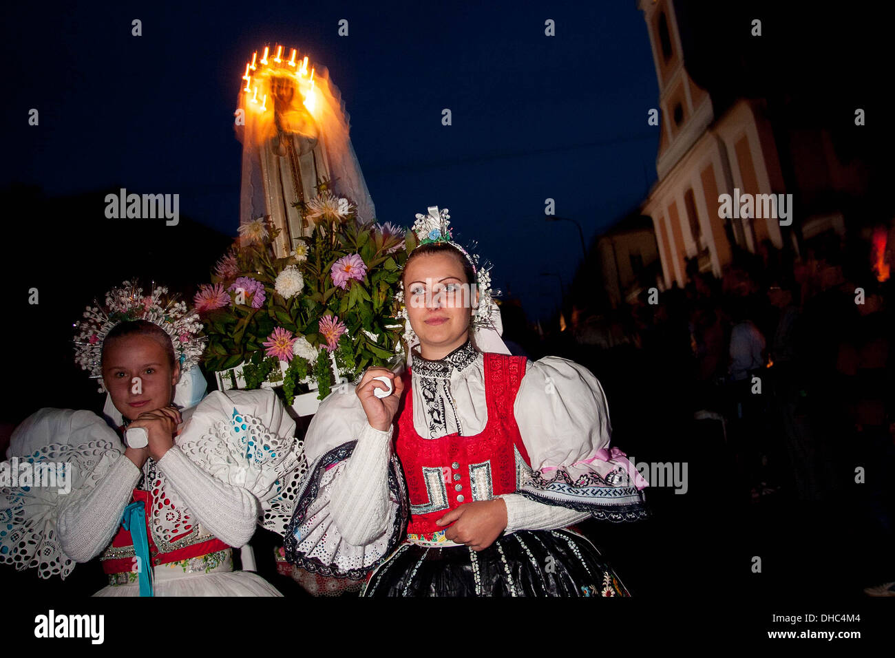 Persone in costumi popolari in un pellegrinaggio cristiano Statua Maria Vergine a Zarosice, Moravia meridionale, Repubblica Ceca, Europa Foto Stock