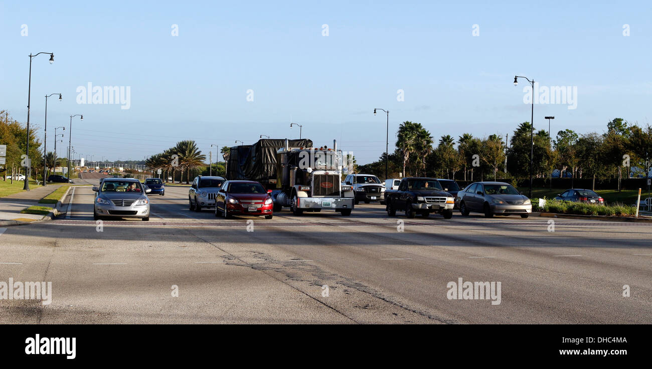 La linea di autovetture e di un carrello a luci accese I27 in Haines City, Florida, Novembre 2013 Foto Stock