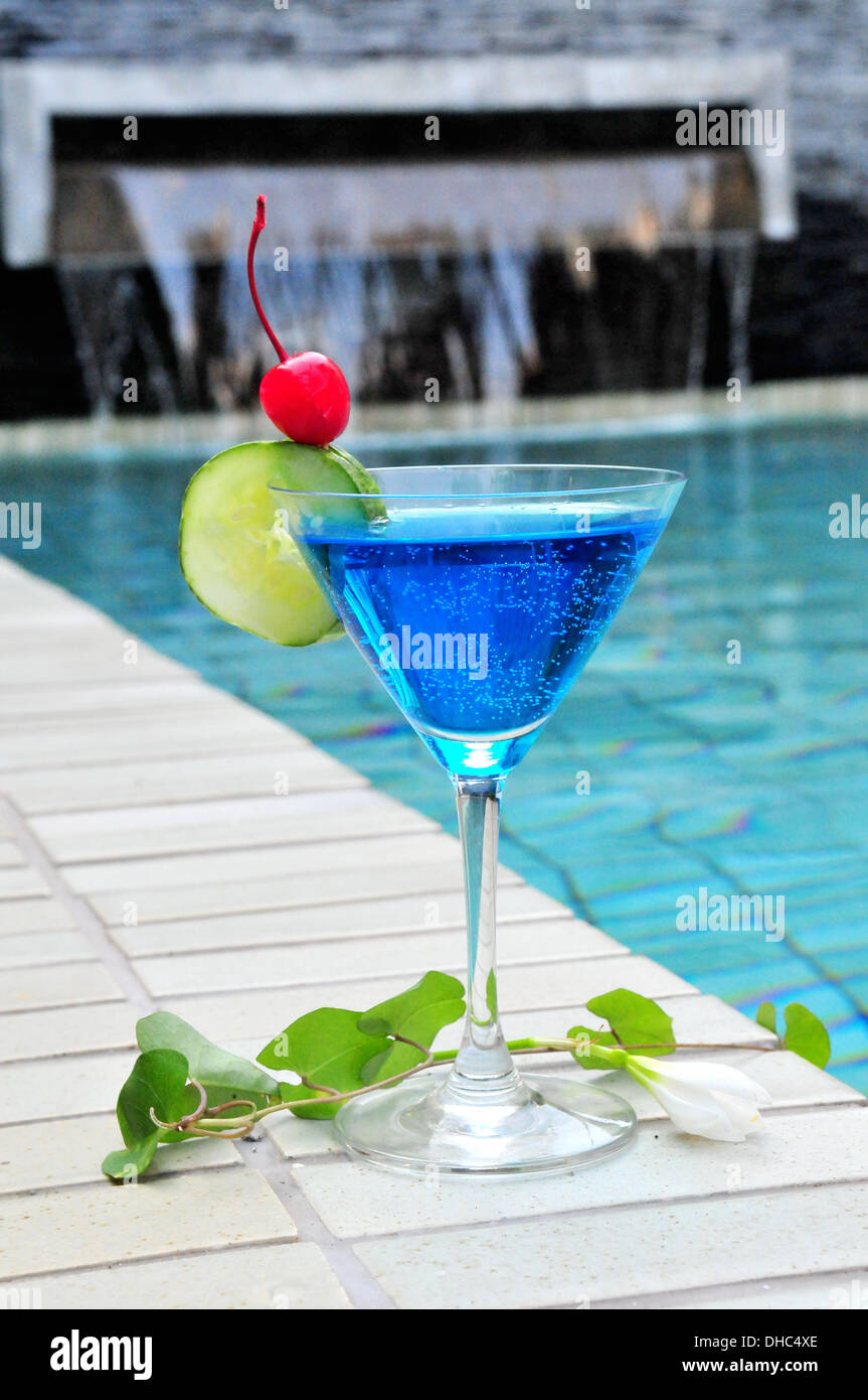 Un bicchiere di blu bere cocktail in piscina Foto Stock