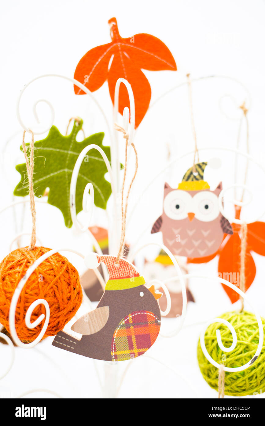 Furbo albero di Natale con graziosi folk art decorazioni Foto Stock