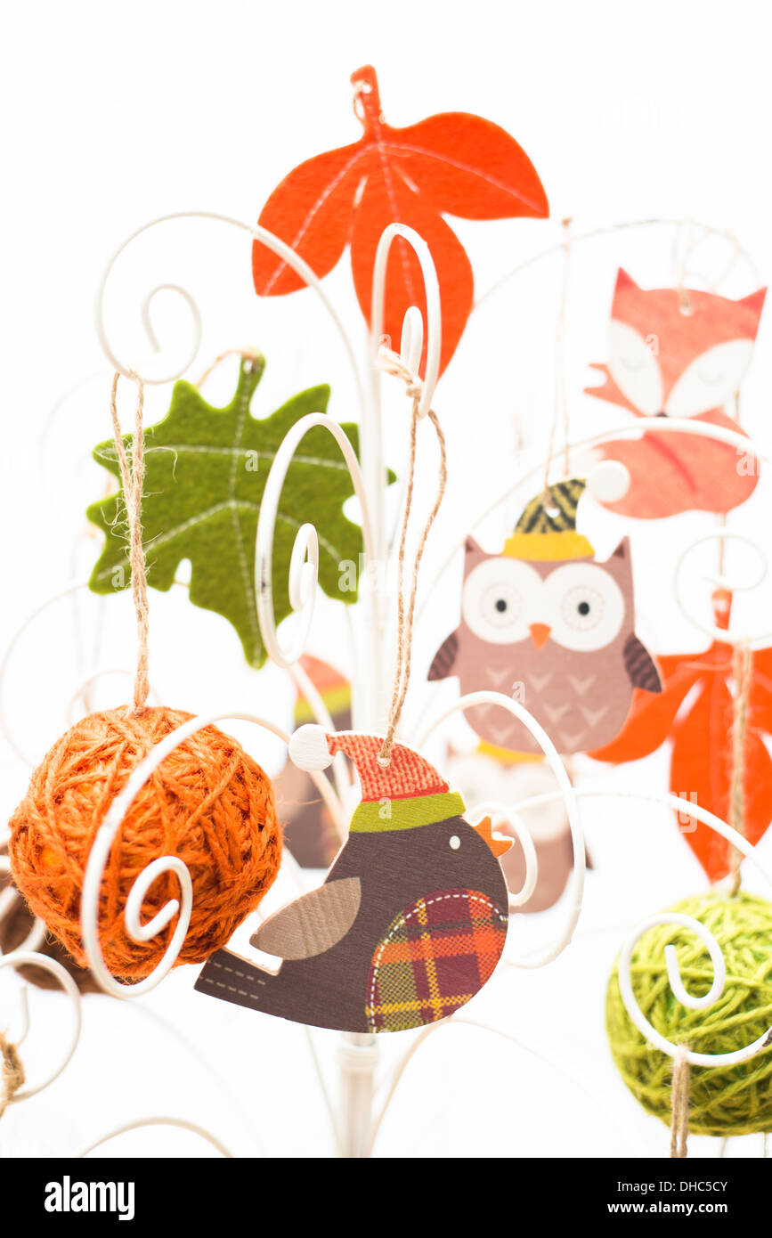 Furbo albero di Natale con graziosi folk art decorazioni Foto Stock