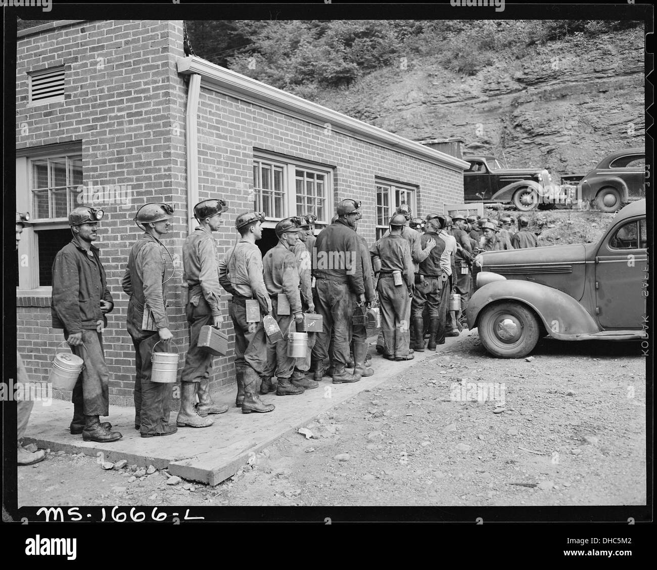 I minatori attendono di fare il check-out dopo una lunga giornata di lavoro presso la miniera Kopperston Coal Division nella contea di Wyoming, West Virginia, mettendo in risalto la vita quotidiana dei minatori. Foto Stock