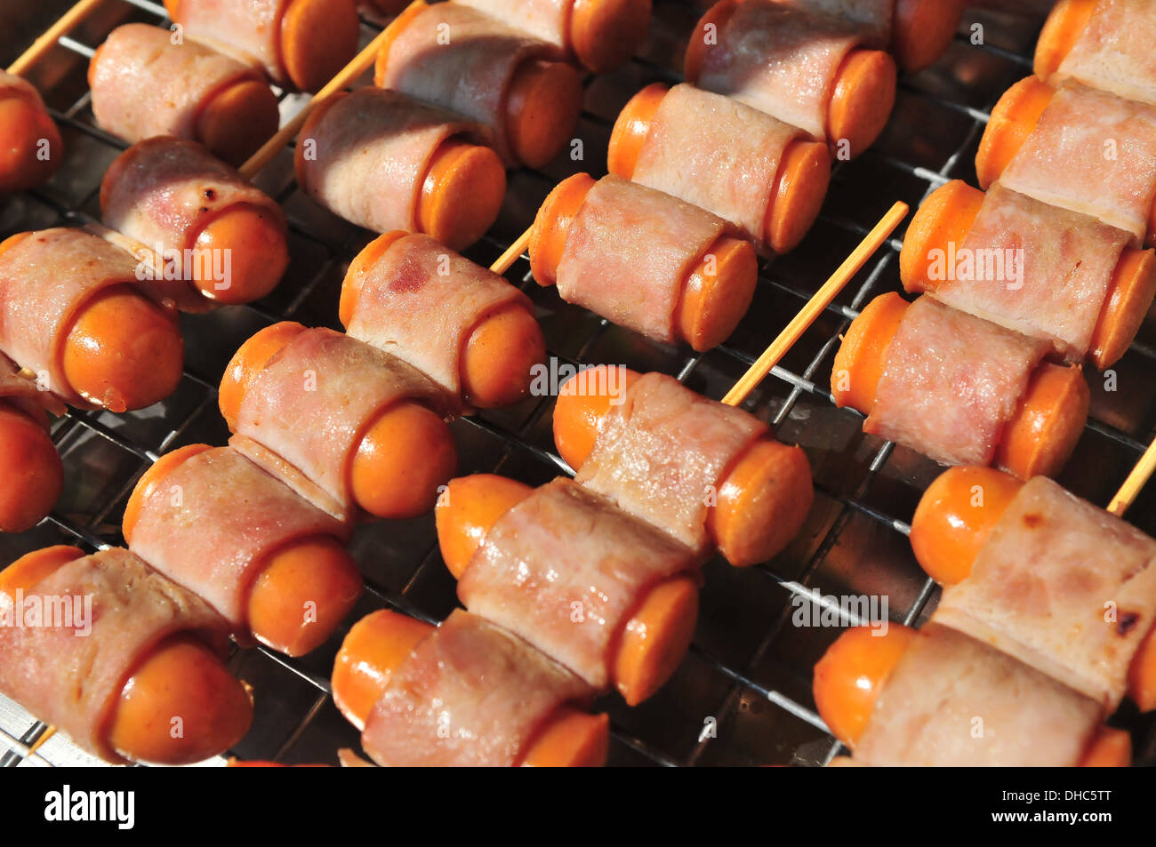 Thailandia street food - Thai bacon-avvolto hot dogs Foto Stock