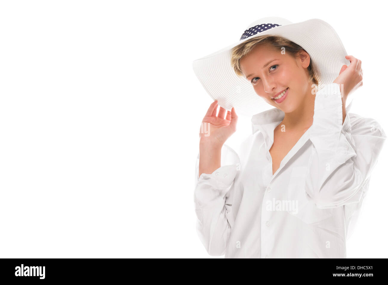 Felice ridendo donna che indossa un cappello per il sole su sfondo bianco Foto Stock