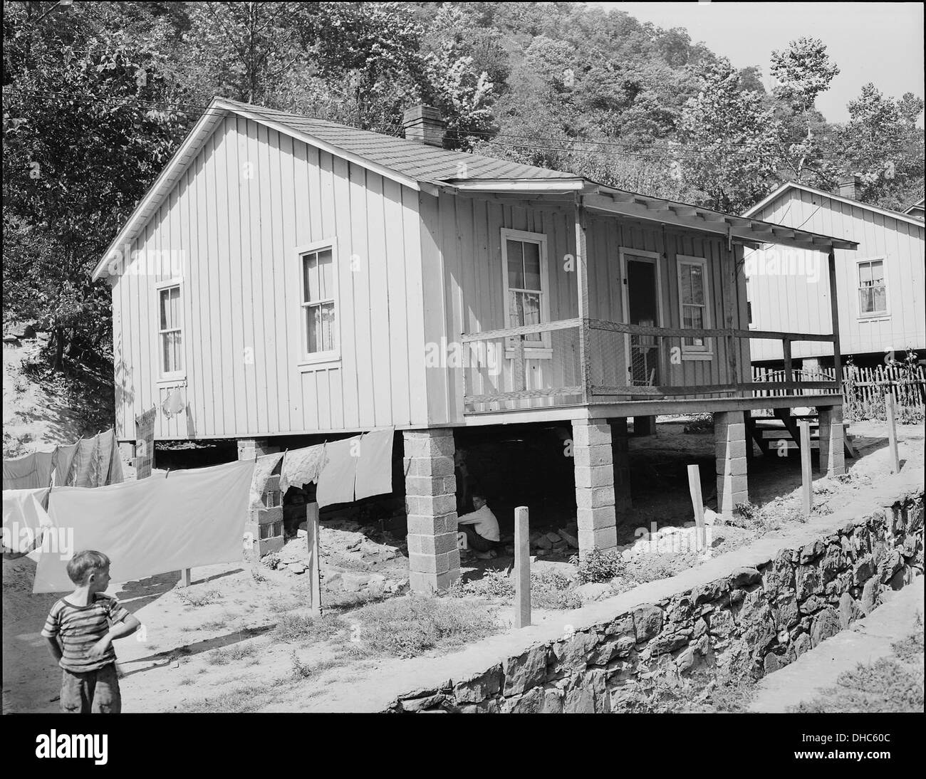 Julian Haynes, nella foto con sua figlia, si è rotto una gamba in un incidente in miniera il 2 febbraio 1946, mentre lavorava alla miniera Panther Red Ash. Foto Stock