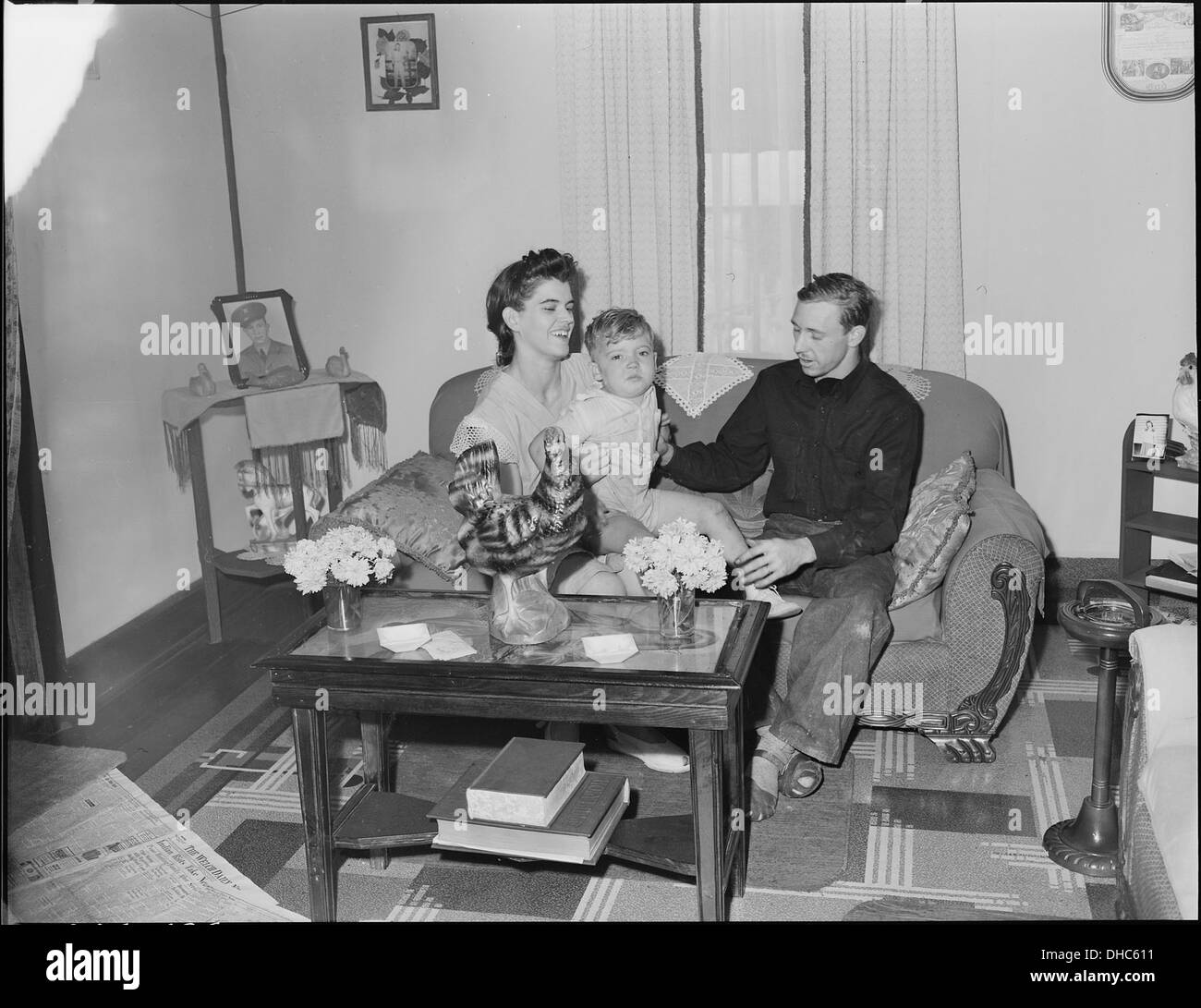 Il signor e la signora Tommy Swafford e il loro figlio sono ritratti nel soggiorno della loro casa di quattro stanze, dove hanno vissuto per diversi anni. Foto Stock