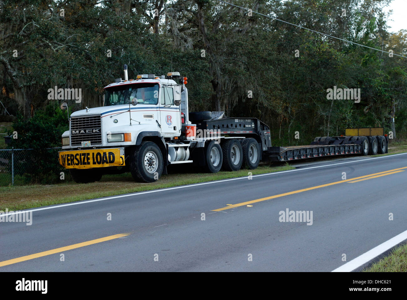 Novembre 2013 - camion pesante del Mack con un rimorchio basso grande parcheggiato sulla verge in Davenport Florida, indovinate fuori della sede dei driver durante la notte Foto Stock