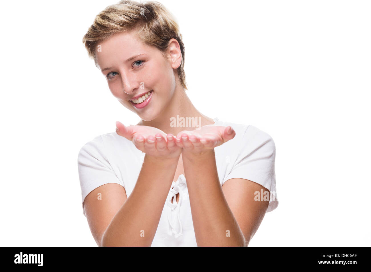 Donna felice tenendo le mani per il product placement su sfondo bianco Foto Stock