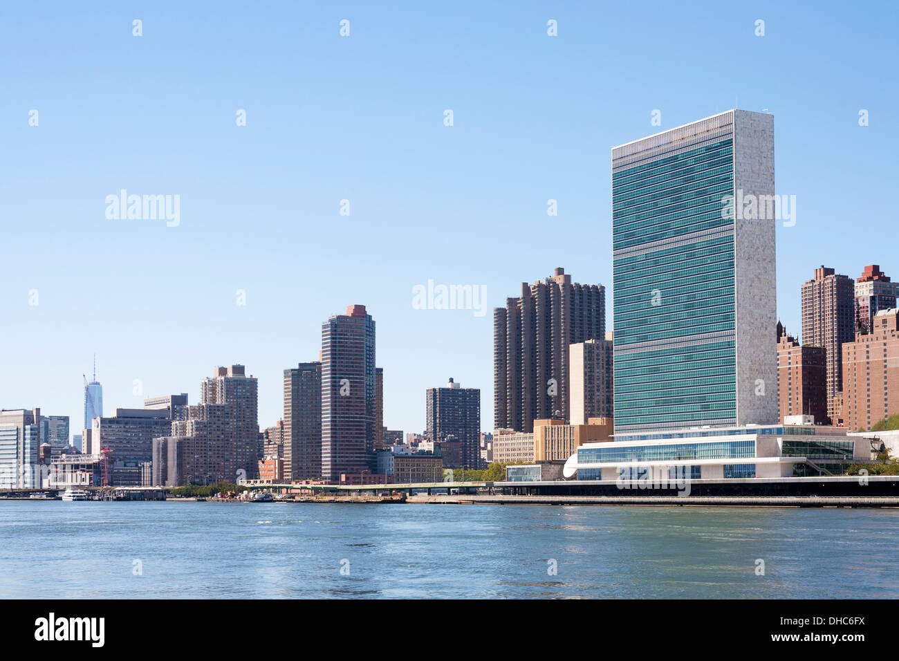 Una vista della Torre di libertà e il palazzo delle Nazioni Unite a Manhattan, New York New York da Roosevelt Island. Foto Stock