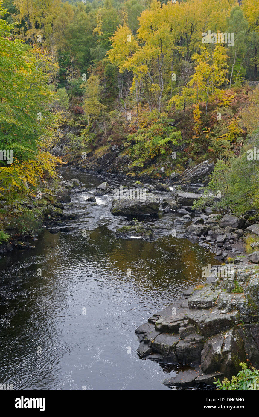 Vista del fiume Blackwater da Rogie cade in autunno Foto Stock