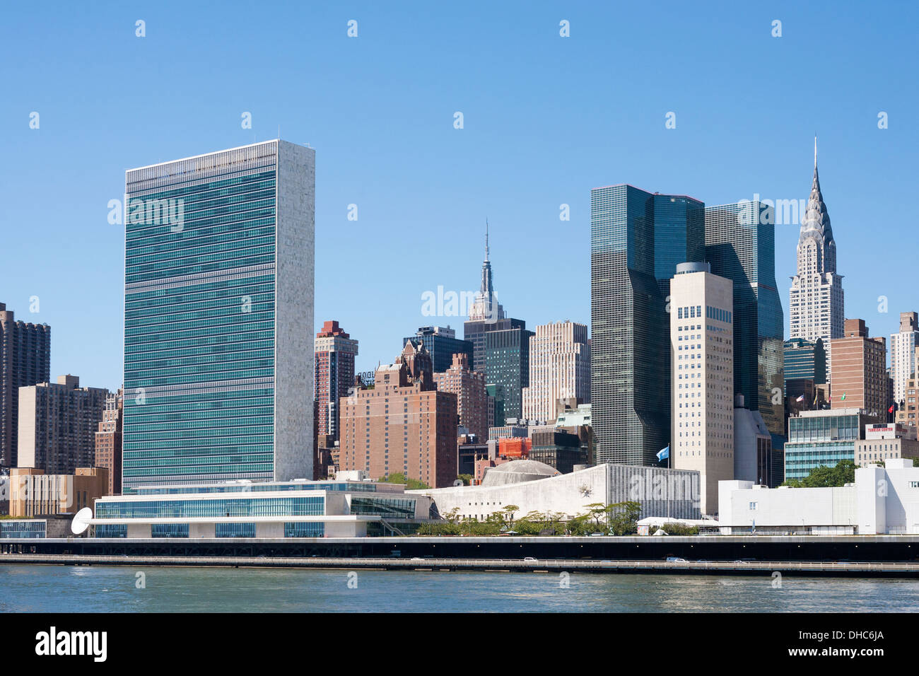 Una vista dell'Empire State Building e il Chrysler Building e alle Nazioni Unite di Roosevelt Island New York City. Foto Stock