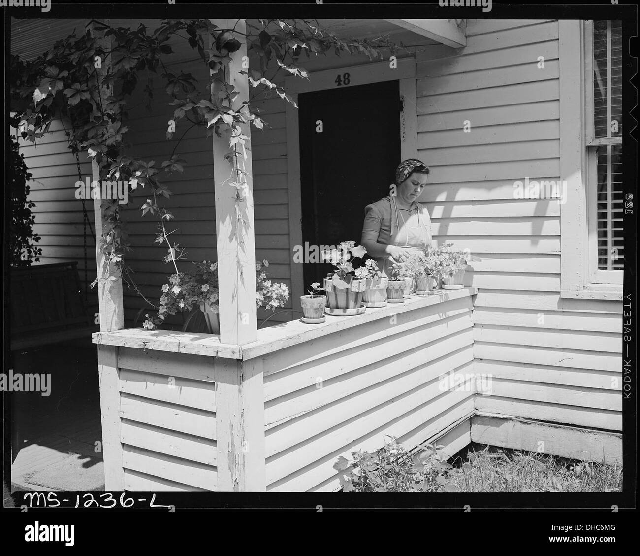 La sig.ra Irene Shelton il cui marito era stato ucciso in Incidente miniera nel luglio 1946, sul portico anteriore delle sue sei la camera e il bagno... 540745 Foto Stock