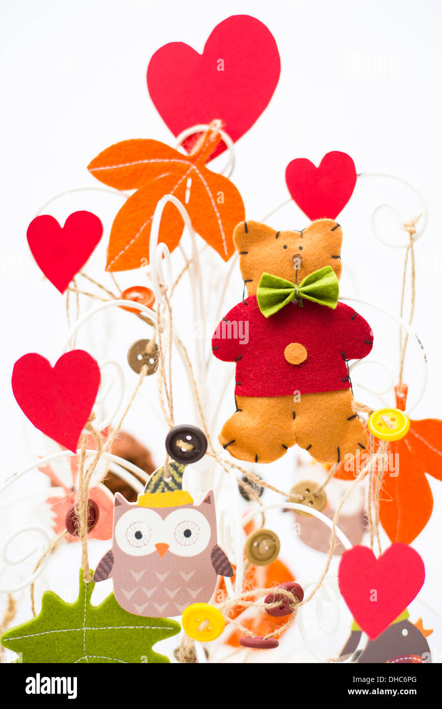 Furbo albero di Natale con arte folcloristica decorazioni e simpatico gatto di feltro Foto Stock