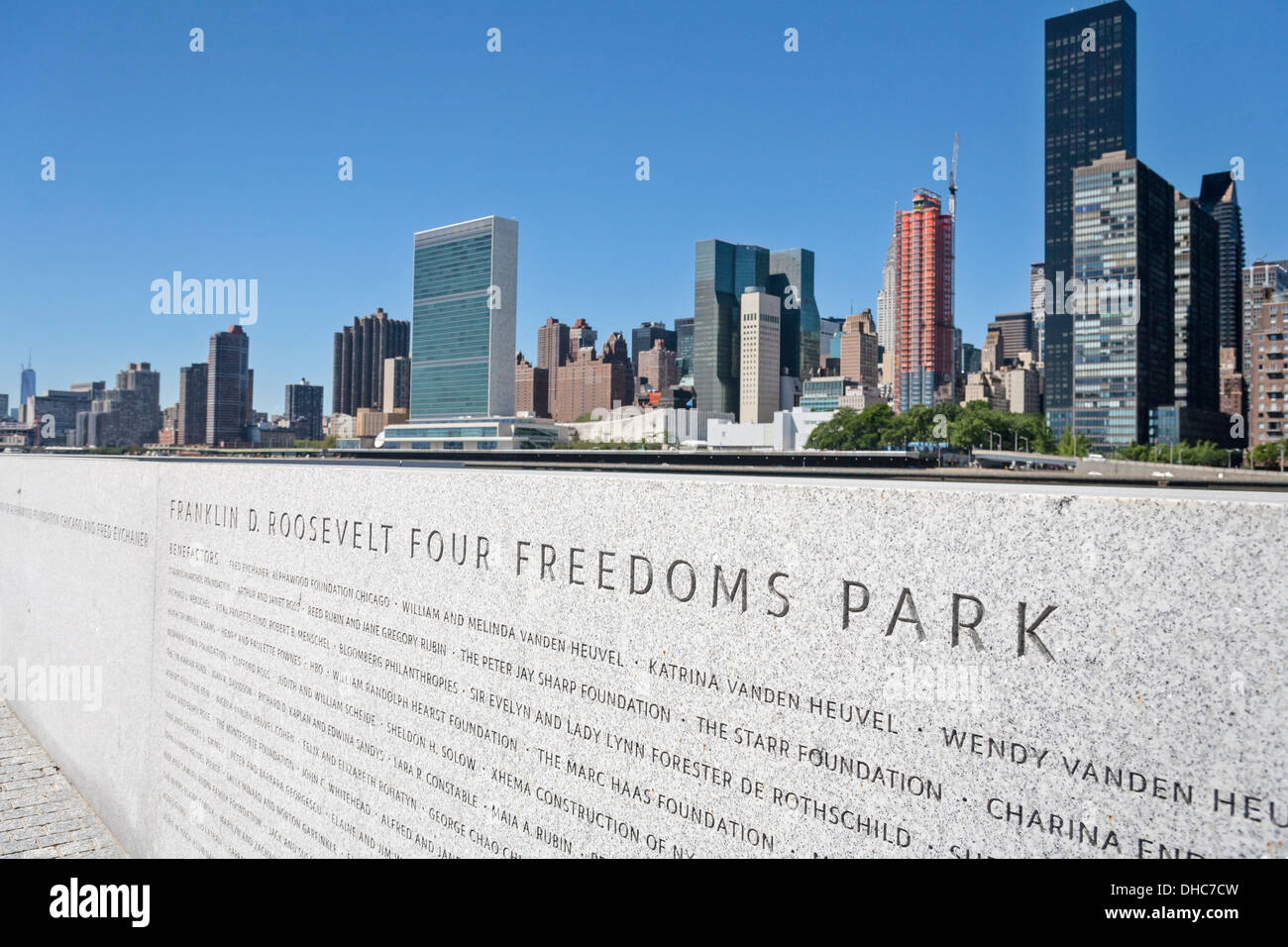 Una vista dell'Empire State Building e il Chrysler Building da Franklin D Roosevelt quattro libertà Park. Foto Stock