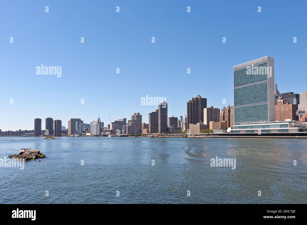 Il palazzo delle Nazioni Unite a Manhattan, New York New York visto da Roosevelt Island attraverso l'East River. Foto Stock