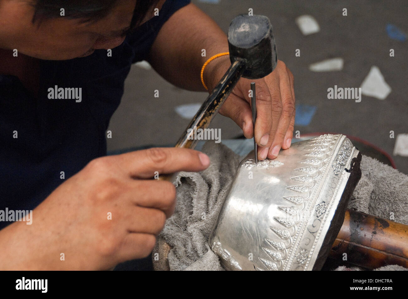 Ritratto orizzontale di un talento d'argento incisione di Smith di una ciotola di argento in Laos. Foto Stock