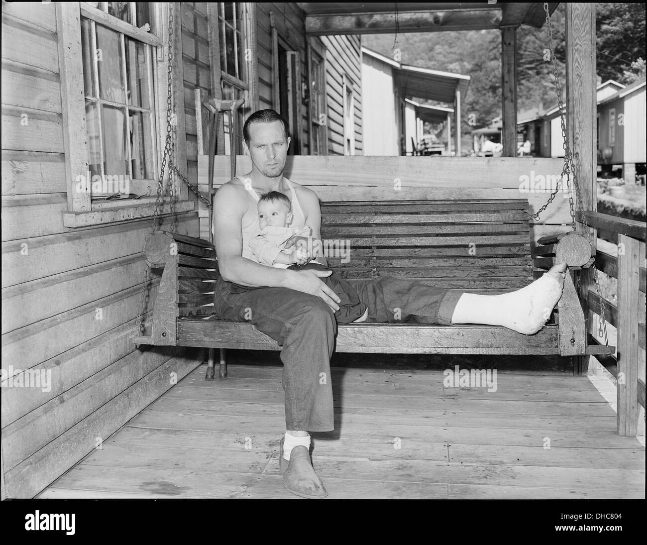 Una nuova casa costruita un anno e mezzo fa presenta interni in lamiera ma manca di acqua corrente, riflettendo le condizioni abitative della zona. Foto Stock