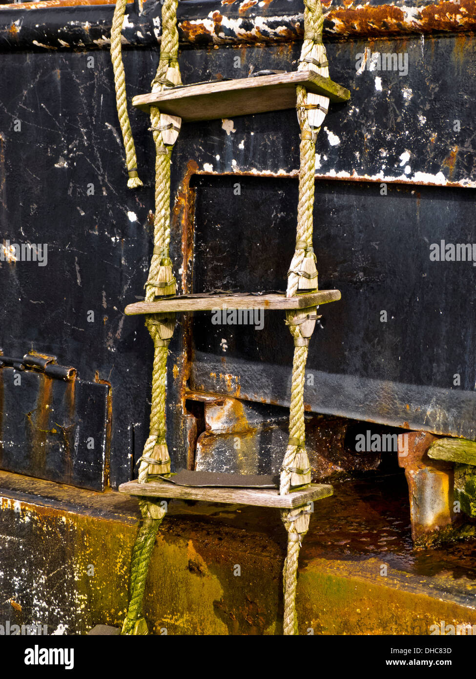 Corda e scaletta in legno sul lato della barca da pesca, Fisherman's  Terminale, Salmon Bay, Seattle, Washington Foto stock - Alamy