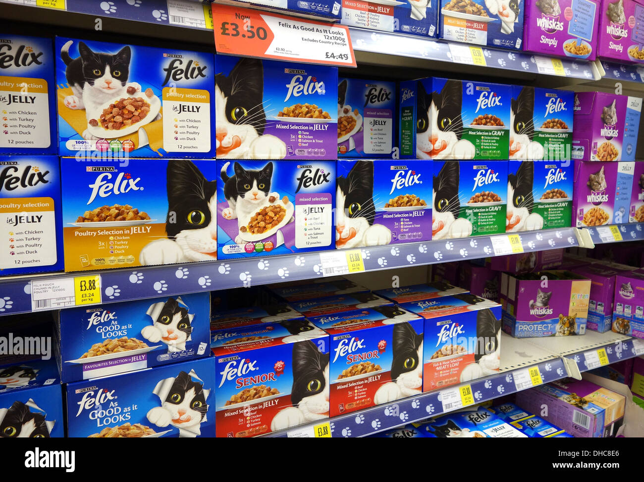 Scatole di felix alimento di gatto in un supermercato Foto Stock