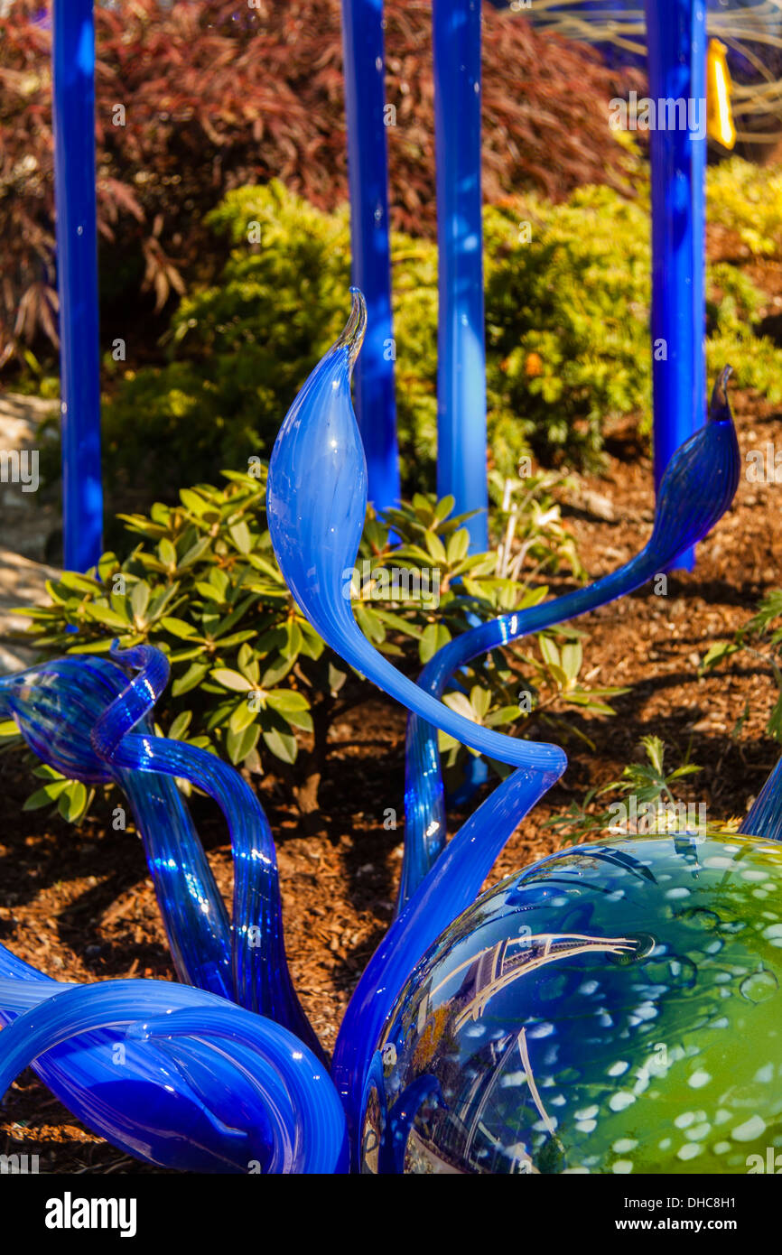 Seattle Space Needle si riflette in vetro soffiato a Chihuly Garden e vetro, Seattle Center, Seattle, Washington Foto Stock