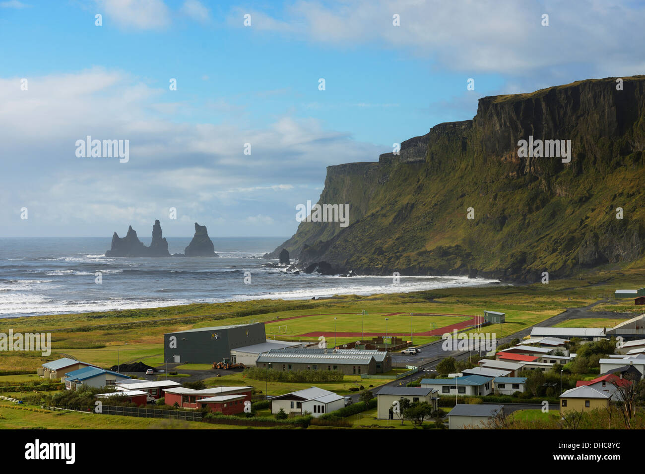 Il basalto di pile di Reynisdrangar; Vik, Vestur-Skaftafellssysla, Islanda Foto Stock