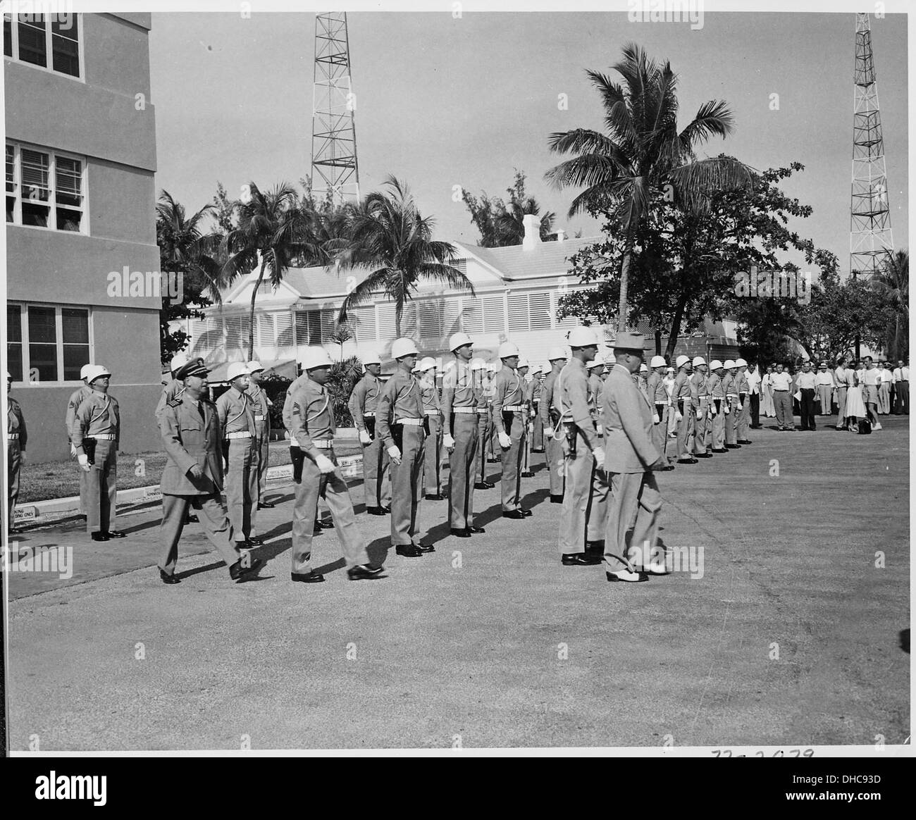 Una fotografia cattura il presidente Harry S. Truman mentre ispeziona i Marines degli Stati Uniti assegnati a sorvegliare la piccola Casa Bianca durante la sua presidenza, sottolineando la sicurezza militare e la leadership. Foto Stock