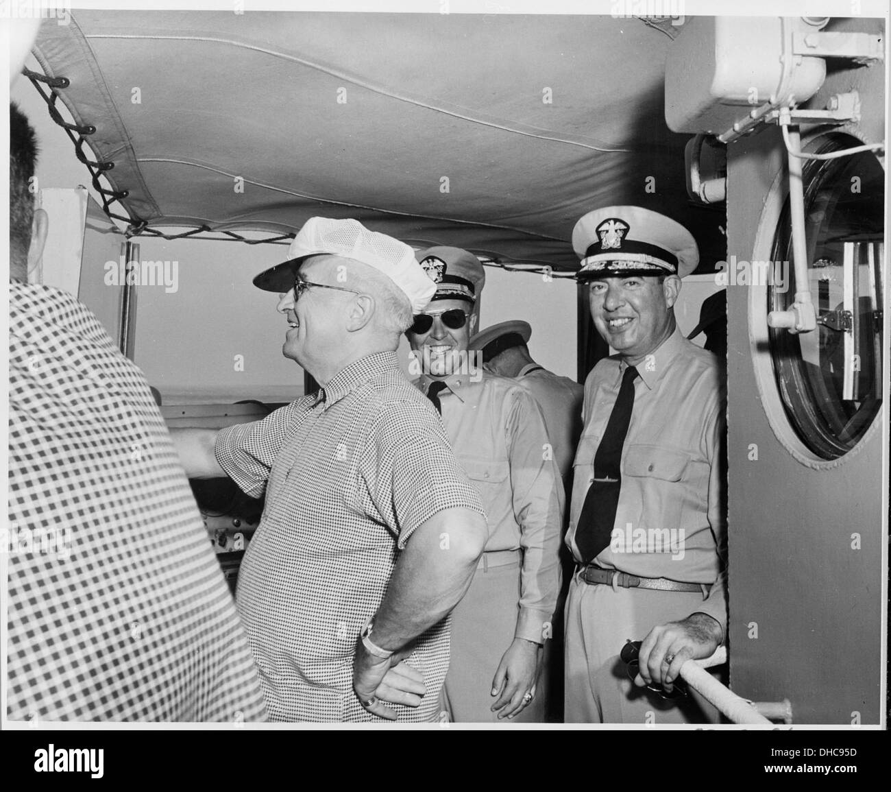 Il presidente Harry Truman è raffigurato a bordo della U.S.S. SARSFIELD, sul ponte durante una crociera navale, mostrando il suo coinvolgimento con la Marina degli Stati Uniti. Foto Stock