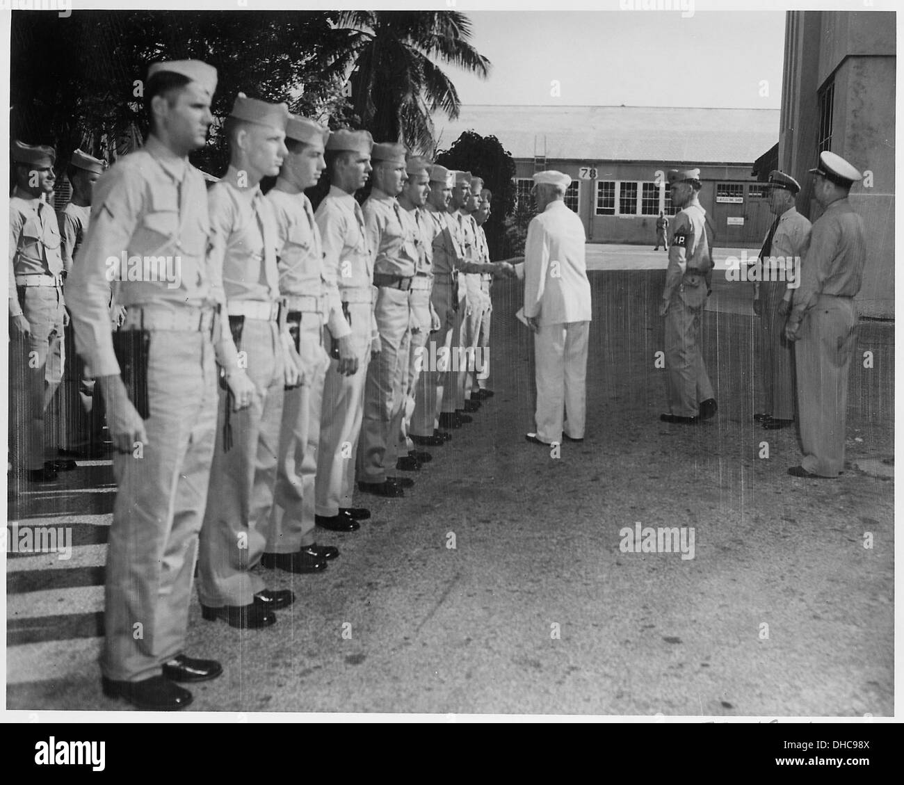 Una fotografia del presidente Harry S. Truman che stringe la mano ai Marines degli Stati Uniti che sorvegliavano la piccola Casa Bianca durante il suo periodo a Key West, Florida. Foto Stock