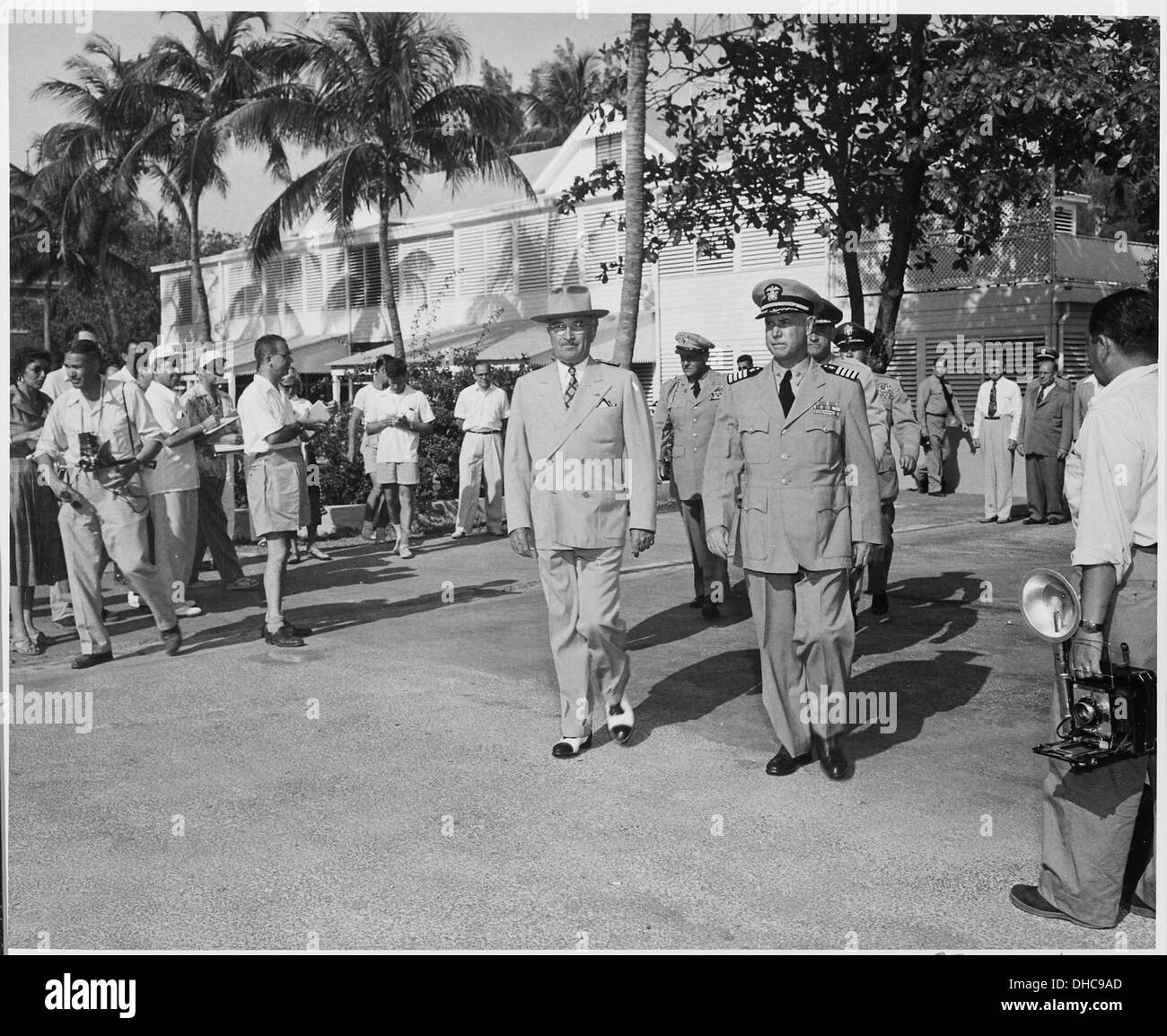 Il presidente Harry S. Truman si sta dirigendo a ispezionare i Marines degli Stati Uniti di stanza alla Little White House, un sito importante nella sua presidenza e nella storia militare degli Stati Uniti. Foto Stock