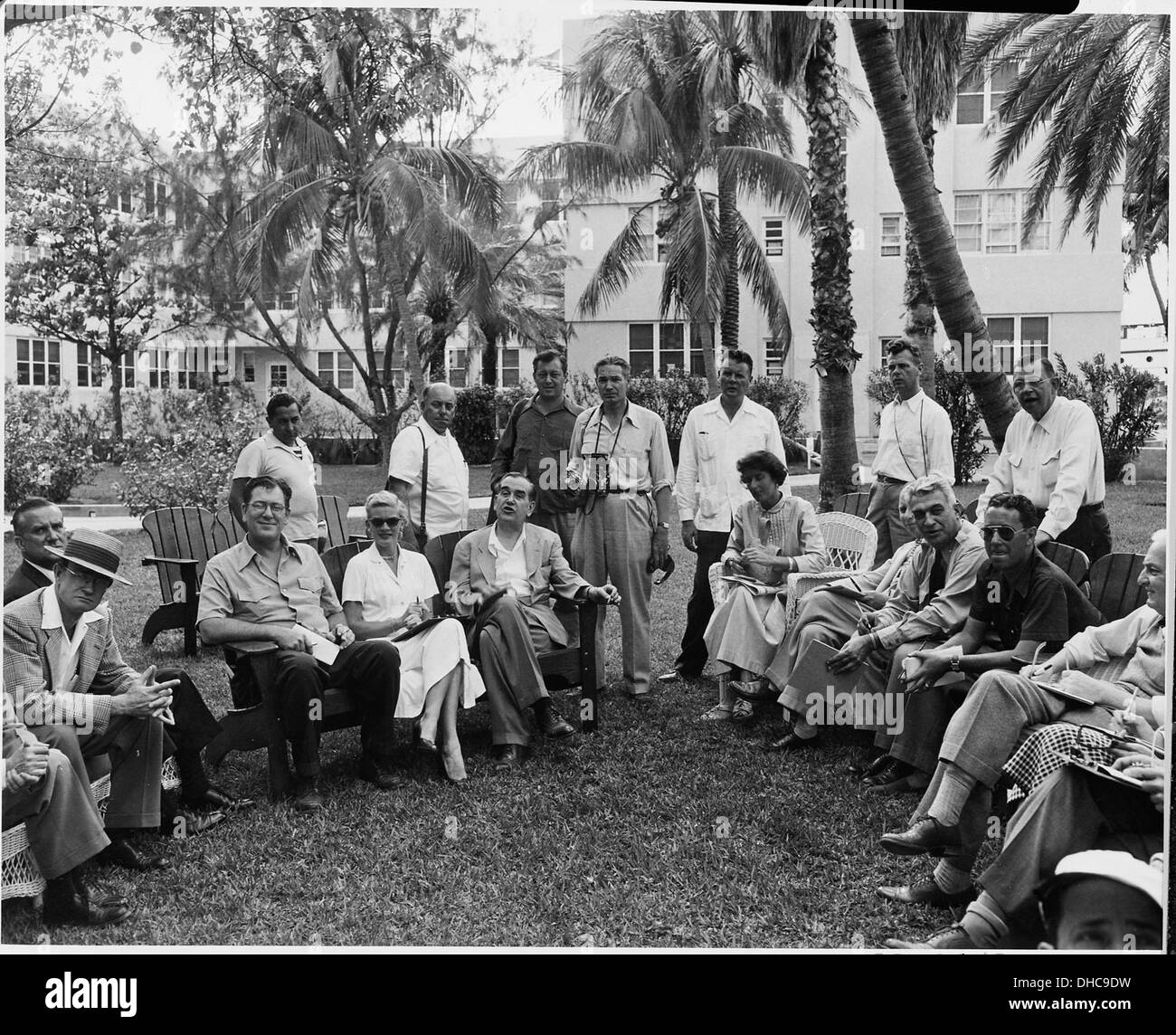 Questa immagine cattura i giornalisti e i fotografi riuniti per la conferenza stampa del presidente Harry S. Truman nel giardino della Casa Bianca. Mette in evidenza il ruolo della stampa nella reportistica politica e nella copertura mediatica della metà del XX secolo. Foto Stock