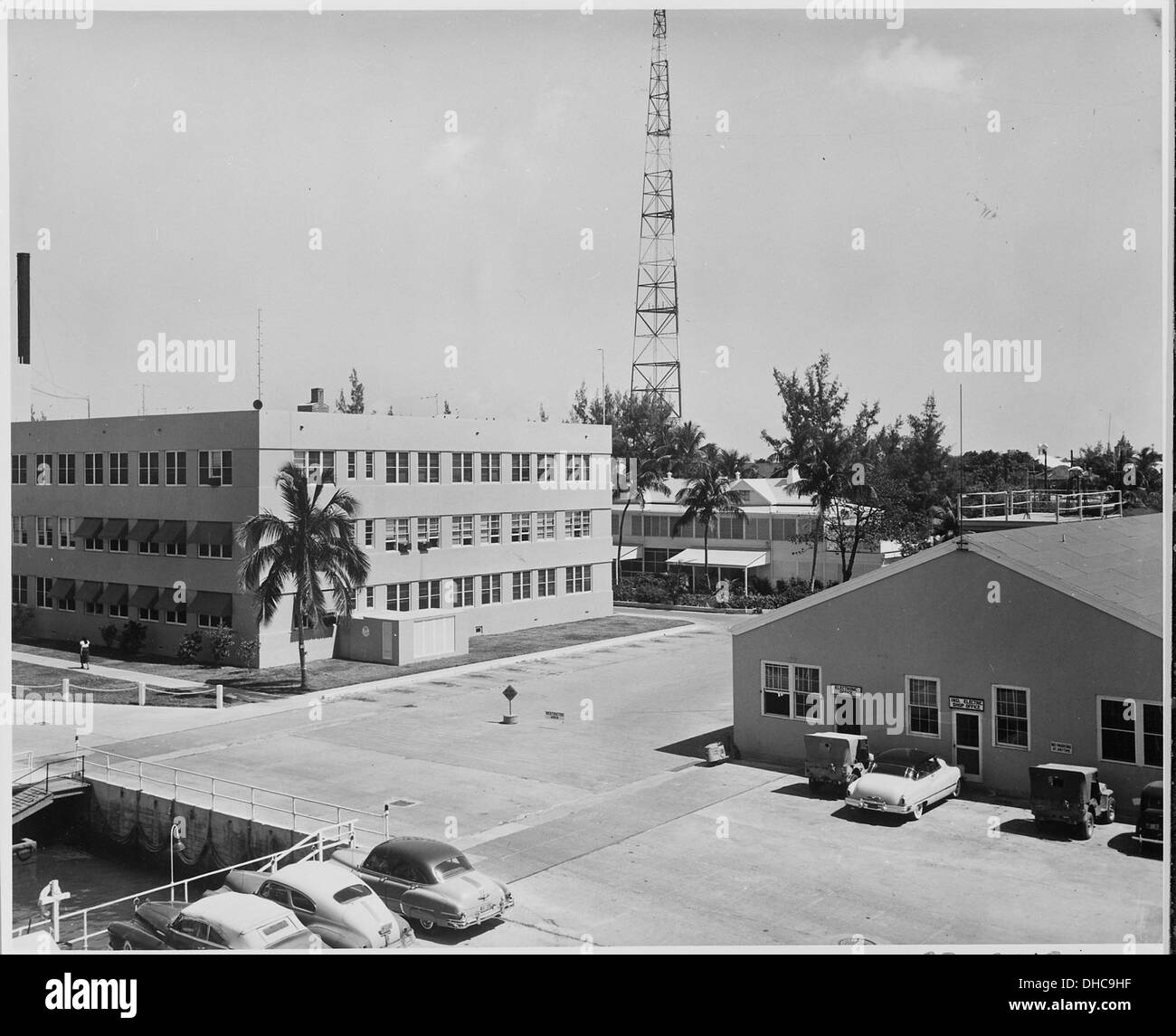 Fotografia dell'edificio amministrativo e di altre strutture dell'U.S. Base Navale, Key West, Florida, durante... 200528 Foto Stock