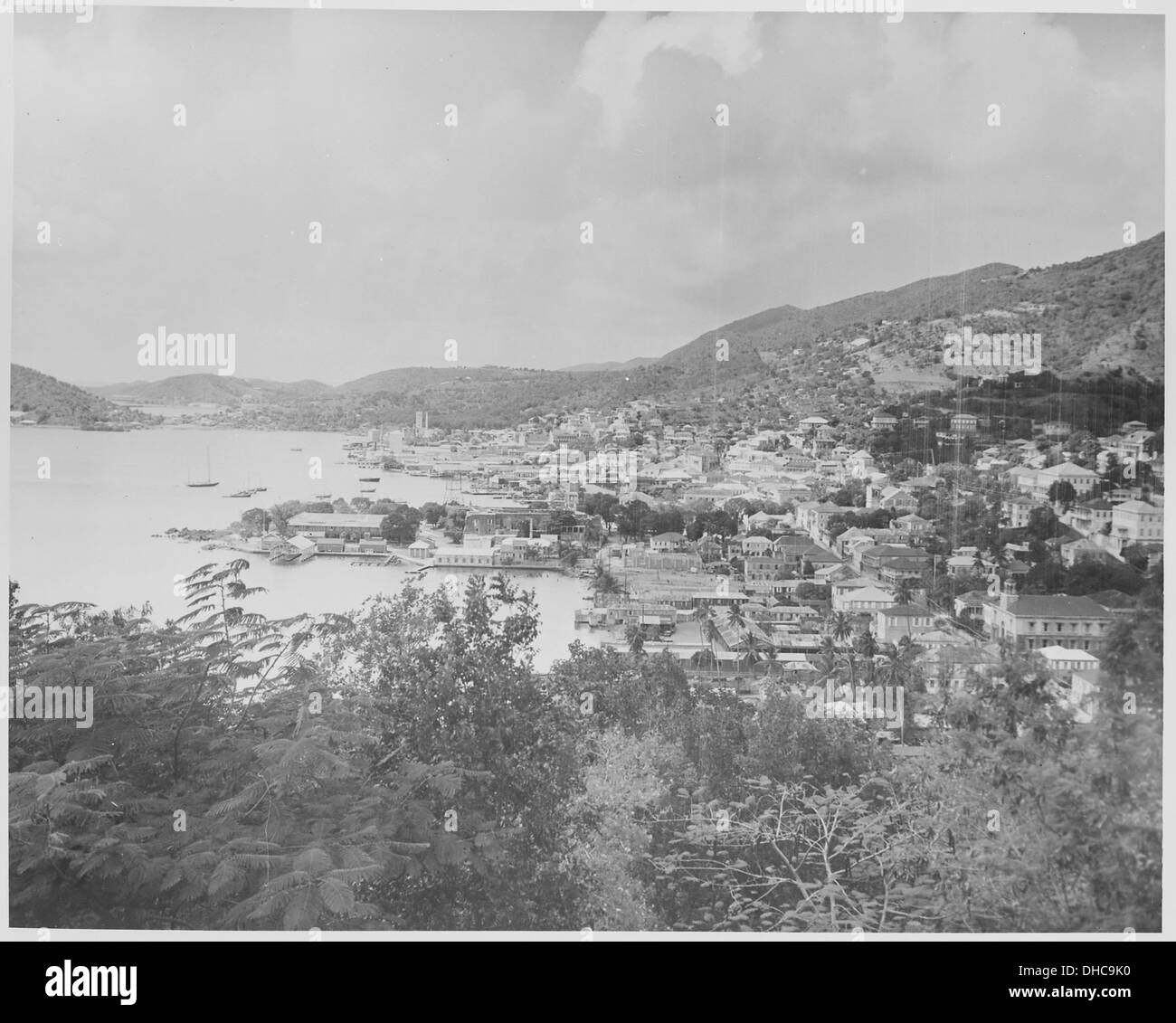 Questa fotografia cattura il porto di Charlotte Amalie, St. Thomas, Isole Vergini, con la vista presa da Bluebeard Hill. Il porto funge da importante porto sia per le merci che per il turismo nei Caraibi. Foto Stock