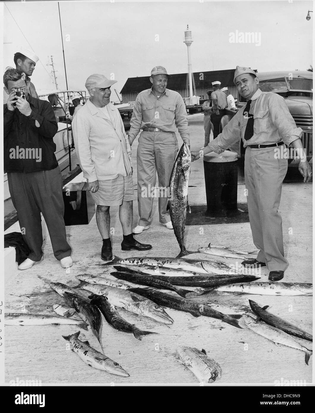 Gli aiutanti della Casa Bianca Joseph Feeney e Philleo Nash sono visti in posa con il pesce, un momento informale che riflette il loro ruolo nel governo degli Stati Uniti sotto la guida del presidente Kennedy. Foto Stock